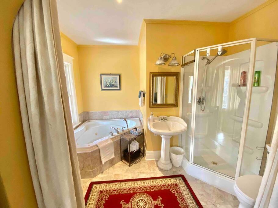 Two Bedrooms Unit With Jacuzzi And Great View Niagara Falls Zewnętrze zdjęcie